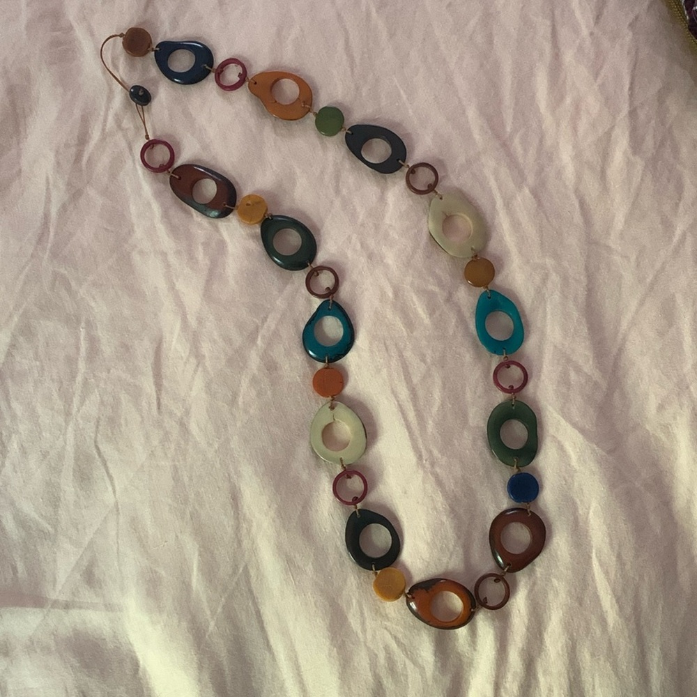 Long necklace, cool art teacher vibes
